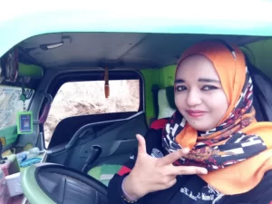 Umi Syarifah Firdausi: Sosok Sopir Truk Wanita Sekaligus Ibu Tangguh Asal Jember