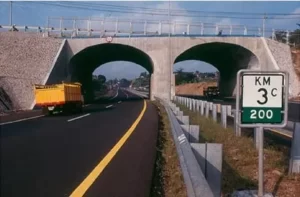 Supir Truk dan Dilema saat Memilih Jalan