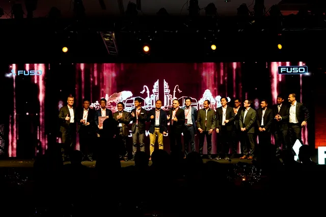KTB Terima Penghargaan 1st Winner Best Distributor Award (Large Size Market) dari Daimler Truck Asia