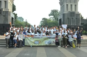 “FUSO Cleanup Day” Ajak Karyawan Dukung Aksi Daur Ulang Sampah