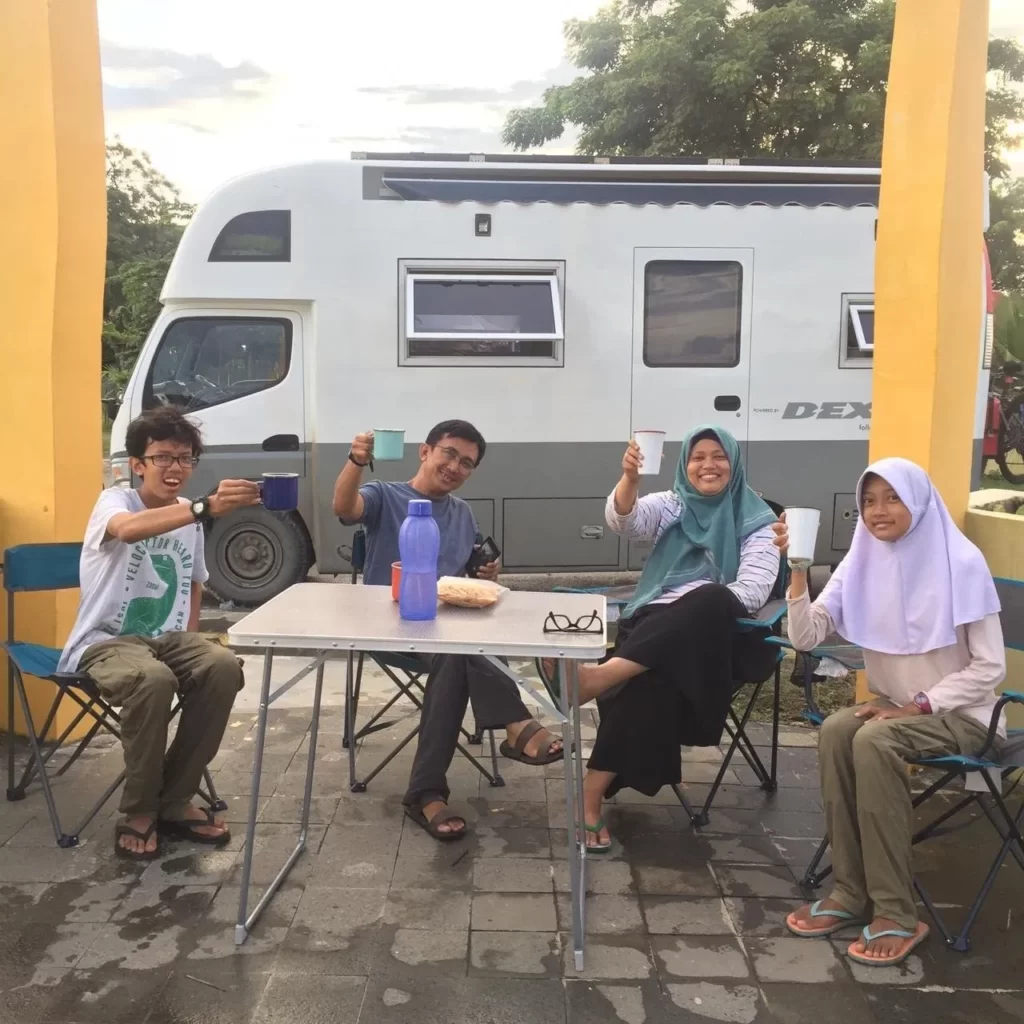 Mengenal Keluarga Kusmajadi, Keliling Indonesia Sekeluarga dengan Colt Diesel