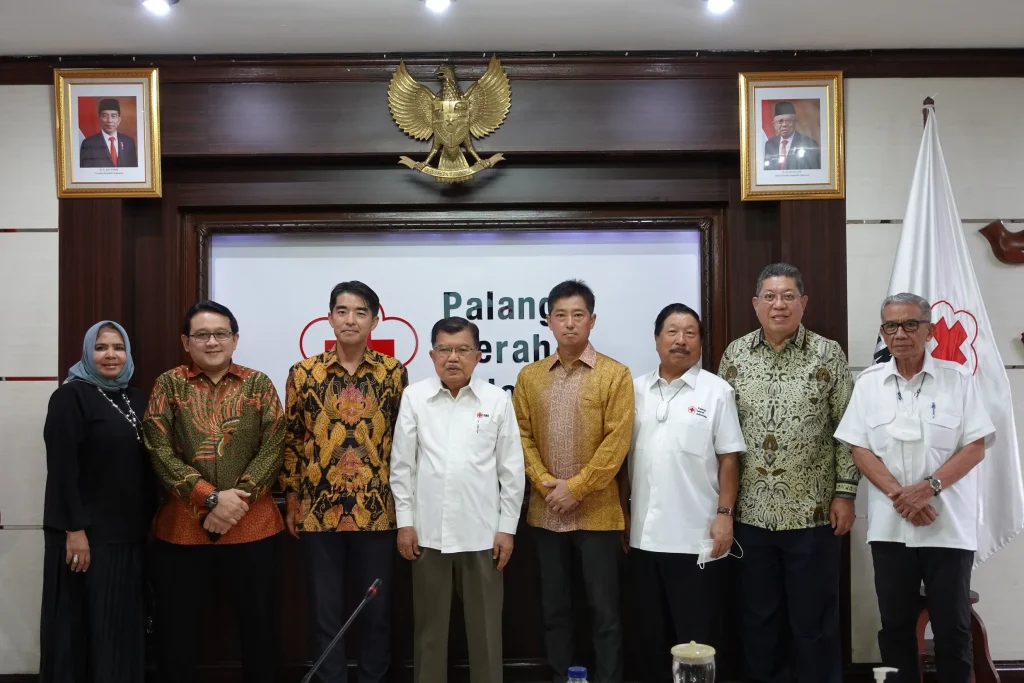 KTB Bersama Grup Mitsubishi Krama Yudha Memberikan Donasi Bagi Masyarakat Terdampak Gempa Bumi Cianjur Kepada PMI