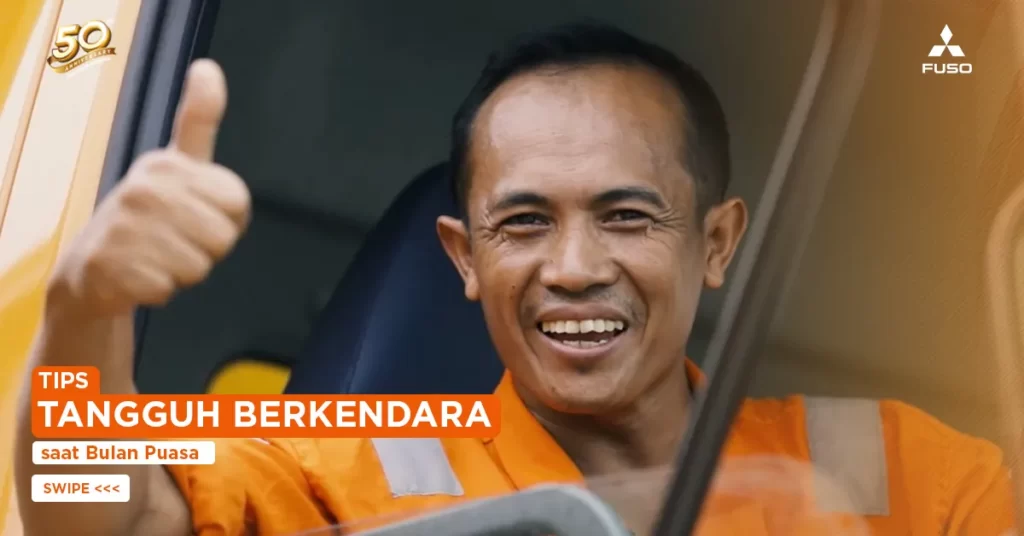 Untuk Anda para pengemudi truk yang tetap beraktivitas seperti biasa saat berpuasa, tentu memerlukan persiapan matang agar tetap fit. Pasalnya, saat berpuasa, Anda akan berhadapan dengan kondisi jalan dan cuaca yang kurang bersahabat sehingga akan membuat tubuh cepat lelah. Belum lagi dengan teriknya panas matahari selama di jalan yang membuat Anda kehilangan cairan. Nah, agar ibadah puasa dan pekerjaan Anda tetap berjalan lancar tanpa hambatan, simak tips tangguh berkendara saat bulan puasa versi KTB FUSO: Penuhi nutrisi tubuh saat sahur. Pastikan menu sahur Anda sudah memenuhi kadar gizi yang dibutuhkan tubuh saat berpuasa dan cukup untuk beraktivitas seharian. Disarankan untuk mengonsumsi nasi, lauk-pauk yang kaya protein (tempe, tahu, telur, ayam, ikan), dan juga sayur-mayur yang kaya serat serta vitamin. Melansir dari Klik Dokter, protein merupakan nutrisi wajib yang berfungsi untuk menggantikan sel tubuh yang rusak. Dengan pergantian atau regenerasi sel ini, kinerja seluruh tubuh akan tetap terjaga optimal, meski saat berpuasa. Jangan lupa juga untuk menghidrasi tubuh dengan minum air putih 4-6 gelas saat sahur, ya. Jaga kecepatan berkendara. Selama berada di jalan, pusatkan konsentrasi Anda pada sekitar dan selalu jaga jarak aman serta kecepatan berkendara. Ingatlah bahwa disiplin dalam berkendara tak hanya menyelamatkan nyawa Anda saja, tetapi juga orang lain. Jika memungkinkan, hindari untuk meningkatkan kecepatan berkendara meskipun jalan sedang lengang. Seringkali, jalan tol yang kosong membuat pengendara mengabaikan batas kecepatan kendaraan yang diperbolehkan. Alhasil kondisi ini seringkali menimbulkan kecelakaan yang berpotensi merenggut korban jiwa. Untuk itu, jaga selalu kecepatan berkendara Anda saat berada di jalan, ya. Tidur cukup. Sehari sebelum menempuh perjalanan, usahakan untuk mengistirahatkan tubuh dengan tidur yang cukup. Hal ini akan membantu Anda untuk lebih konsentrasi dan juga fokus saat mengemudi. Bulan puasa memang seringkali membuat waktu tidur Anda berkurang karena sahur dan melakukan ibadah lainnya, namun pastikan tubuh tetap fit dengan istirahat yang cukup. Tepikan kendaraan saat mengantuk. Masih terkait dengan poin di atas, jika Anda sudah merasa mengantuk atau lelah, segera pinggirkan kendaraan di rest area atau tempat yang aman untuk beristirahat. Jangan paksakan untuk berkendara karena justru bisa membahayakan. Luangkan waktu sekitar 30 menit-1 jam untuk beristirahat terlebih dahulu, ya. Itu dia beberapa tips tangguh berkendara yang bisa Anda terapkan selama berpuasa. Terakhir, jangan lupa untuk memilih posisi nyaman saat berkendara, ya. Mitsubishi Fighter dilengkapi air suspension yang bisa meningkatkan kenyamanan pengemudi sepanjang perjalanan. Dengan demikian, Anda bisa nyaman duduk di balik kemudi meski tengah berpuasa sekalipun. Semoga bermanfaat!