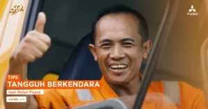 Untuk Anda para pengemudi truk yang tetap beraktivitas seperti biasa saat berpuasa, tentu memerlukan persiapan matang agar tetap fit. Pasalnya, saat berpuasa, Anda akan berhadapan dengan kondisi jalan dan cuaca yang kurang bersahabat sehingga akan membuat tubuh cepat lelah. Belum lagi dengan teriknya panas matahari selama di jalan yang membuat Anda kehilangan cairan. Nah, agar ibadah puasa dan pekerjaan Anda tetap berjalan lancar tanpa hambatan, simak tips tangguh berkendara saat bulan puasa versi KTB FUSO: Penuhi nutrisi tubuh saat sahur. Pastikan menu sahur Anda sudah memenuhi kadar gizi yang dibutuhkan tubuh saat berpuasa dan cukup untuk beraktivitas seharian. Disarankan untuk mengonsumsi nasi, lauk-pauk yang kaya protein (tempe, tahu, telur, ayam, ikan), dan juga sayur-mayur yang kaya serat serta vitamin. Melansir dari Klik Dokter, protein merupakan nutrisi wajib yang berfungsi untuk menggantikan sel tubuh yang rusak. Dengan pergantian atau regenerasi sel ini, kinerja seluruh tubuh akan tetap terjaga optimal, meski saat berpuasa. Jangan lupa juga untuk menghidrasi tubuh dengan minum air putih 4-6 gelas saat sahur, ya. Jaga kecepatan berkendara. Selama berada di jalan, pusatkan konsentrasi Anda pada sekitar dan selalu jaga jarak aman serta kecepatan berkendara. Ingatlah bahwa disiplin dalam berkendara tak hanya menyelamatkan nyawa Anda saja, tetapi juga orang lain. Jika memungkinkan, hindari untuk meningkatkan kecepatan berkendara meskipun jalan sedang lengang. Seringkali, jalan tol yang kosong membuat pengendara mengabaikan batas kecepatan kendaraan yang diperbolehkan. Alhasil kondisi ini seringkali menimbulkan kecelakaan yang berpotensi merenggut korban jiwa. Untuk itu, jaga selalu kecepatan berkendara Anda saat berada di jalan, ya. Tidur cukup. Sehari sebelum menempuh perjalanan, usahakan untuk mengistirahatkan tubuh dengan tidur yang cukup. Hal ini akan membantu Anda untuk lebih konsentrasi dan juga fokus saat mengemudi. Bulan puasa memang seringkali membuat waktu tidur Anda berkurang karena sahur dan melakukan ibadah lainnya, namun pastikan tubuh tetap fit dengan istirahat yang cukup. Tepikan kendaraan saat mengantuk. Masih terkait dengan poin di atas, jika Anda sudah merasa mengantuk atau lelah, segera pinggirkan kendaraan di rest area atau tempat yang aman untuk beristirahat. Jangan paksakan untuk berkendara karena justru bisa membahayakan. Luangkan waktu sekitar 30 menit-1 jam untuk beristirahat terlebih dahulu, ya. Itu dia beberapa tips tangguh berkendara yang bisa Anda terapkan selama berpuasa. Terakhir, jangan lupa untuk memilih posisi nyaman saat berkendara, ya. Mitsubishi Fighter dilengkapi air suspension yang bisa meningkatkan kenyamanan pengemudi sepanjang perjalanan. Dengan demikian, Anda bisa nyaman duduk di balik kemudi meski tengah berpuasa sekalipun. Semoga bermanfaat!