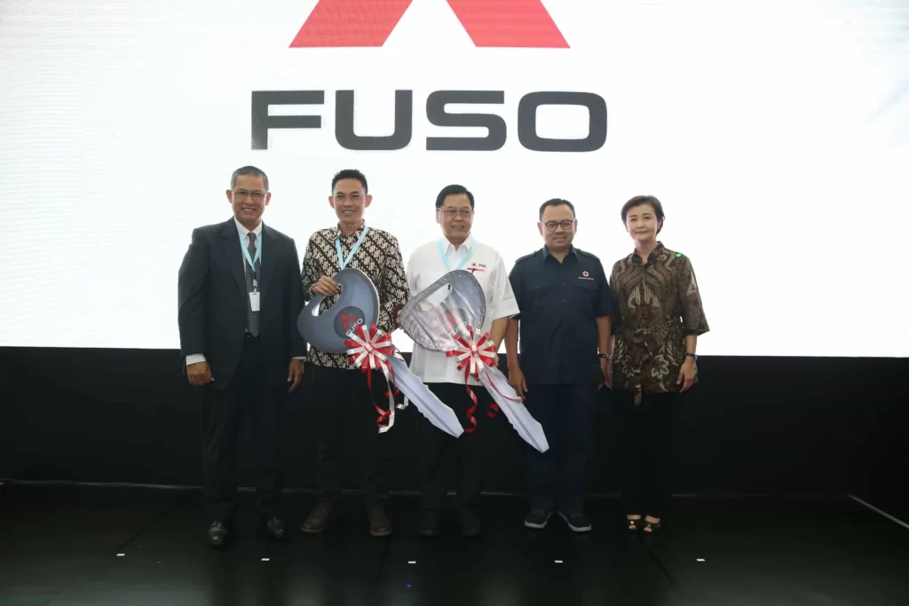 KTB Donasikan Dua Unit Mitsubishi Fuso Kepada PMI dan SMK