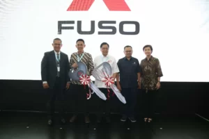 KTB Donasikan Dua Unit Mitsubishi Fuso Kepada PMI dan SMK