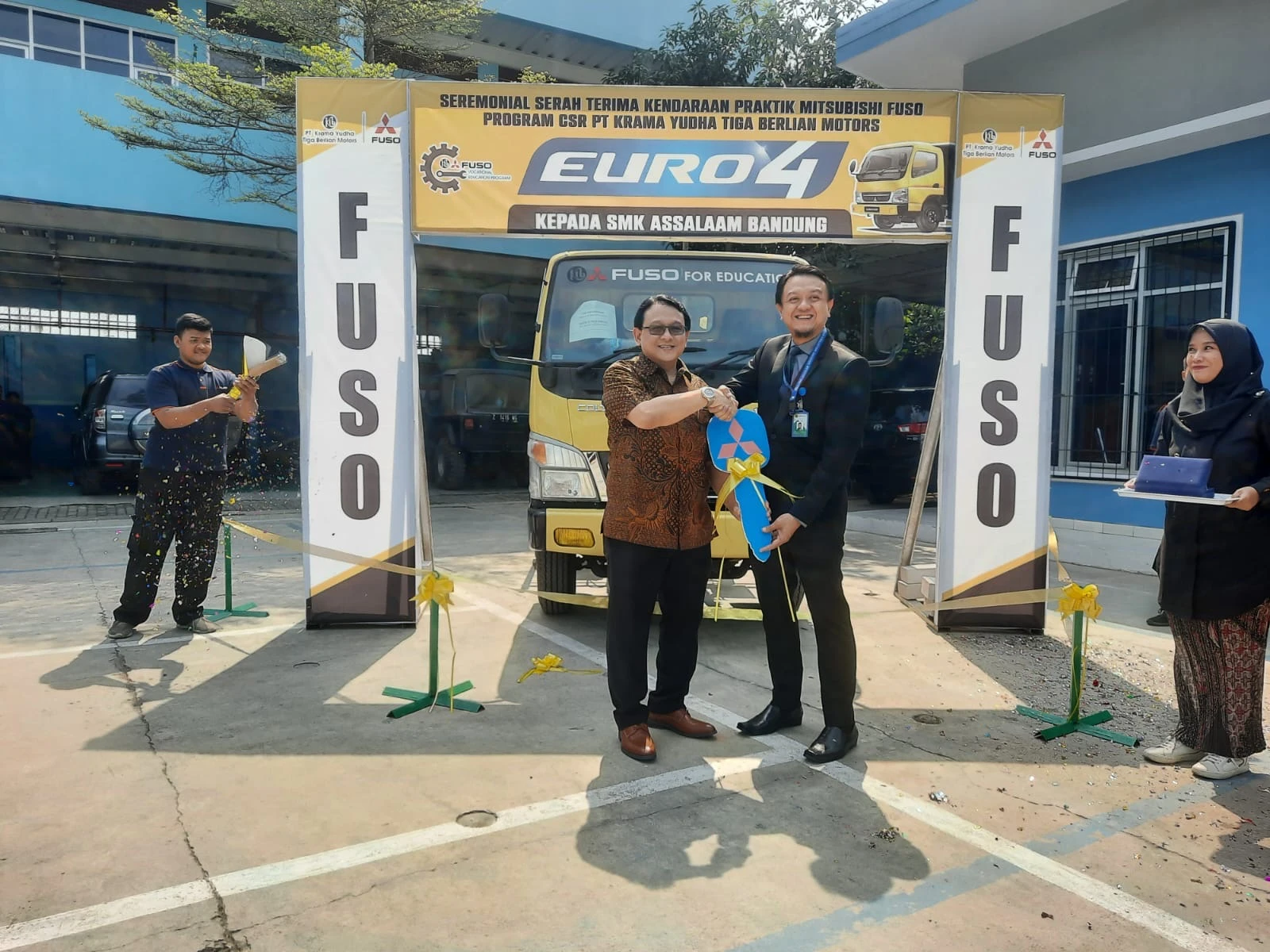 PT.KTB Donasikan Truk Mitsubishi Fuso Canter Euro 4 Untuk Menunjang Pendidikan Kejuruan kepada SMK Assalaam, Bandung
