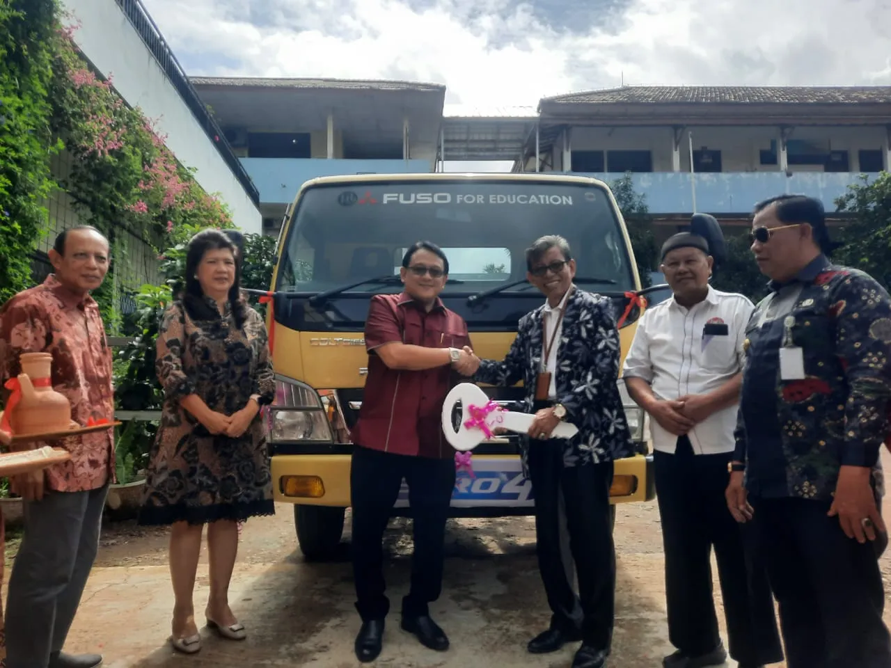 Mitsubishi Fuso Canter Euro 4 Berlabuh ke Sekolah Menengah Kejuruan di Palembang untuk Mempersiapkan Generasi Masa Depan
