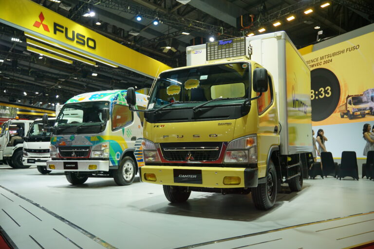 Truk Fuso dan Hino di jalur tol Indonesia