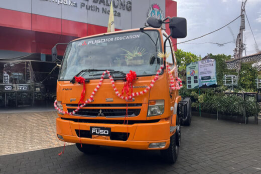 KTB Perluas Wilayah Sekolah Penerima Manfaat Dengan Mendonasikan Unit Mitsubishi Fuso Fighter Ke Smk Pgri 2 Badung