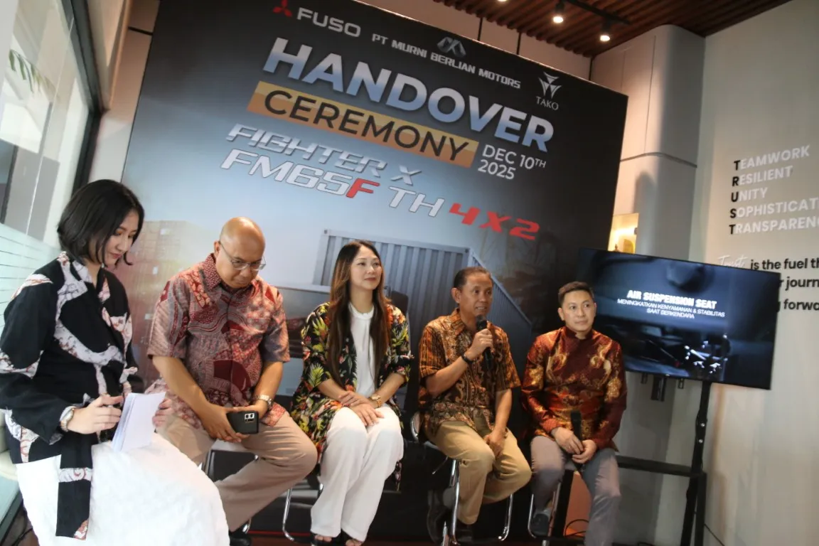 Perkuat Posisi di Kelas Medium Duty Truck, Mitsubishi Fuso Serahkan 10 Unit Tahap Pertama Fighter X TH 4x2 ke Konsumen di Surabaya