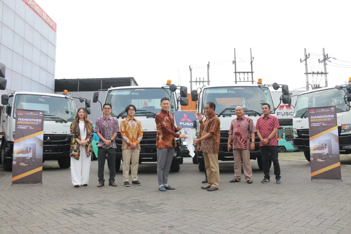 Perkuat Posisi di Kelas Medium Duty Truck, Mitsubishi Fuso Serahkan 10 Unit Tahap Pertama Fighter X TH 4x2 ke Konsumen di Surabaya