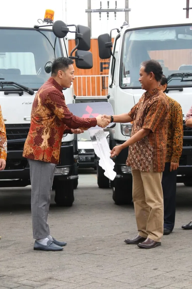 Perkuat Posisi di Kelas Medium Duty Truck, Mitsubishi Fuso Serahkan 10 Unit Tahap Pertama Fighter X TH 4x2 ke Konsumen di Surabaya
