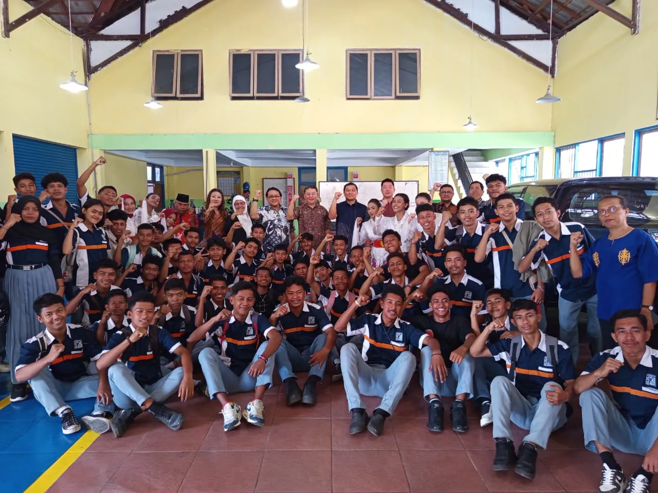 Konsisten Tingkatkan Kualitas Pendidikan Kejuruan di Indonesia, KTB Mendonasikan Mitsubishi Fuso Fighter Kepada SMK Negeri 3 Ambon