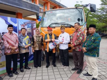 Konsisten Kembangkan Talenta Muda Indonesia, KTB Menyerahkan Donasi Mitsubishi Fuso Fighter Kepada SMK Negeri 3 Mataram