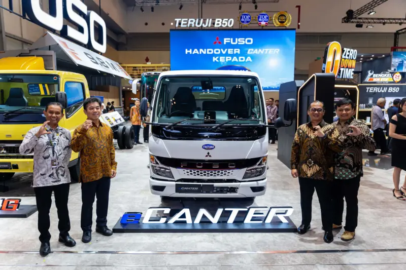 Serah terima eCanter kepada PT. Fastana Logistik Indonesia, Mitsubishi Fuso Perkuat Implementasi Ekosistem Kendaraan Niaga Listrik