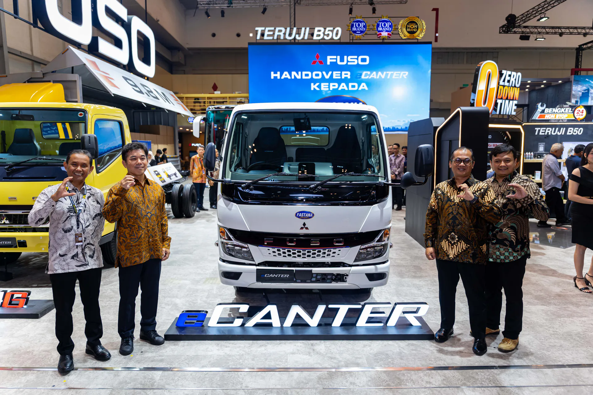 Serah terima eCanter kepada PT. Fastana Logistik Indonesia, Mitsubishi Fuso Perkuat Implementasi Ekosistem Kendaraan Niaga Listrik